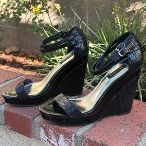 White House Black Market Snakeskin Textured Wedge Heels – Size 7.5